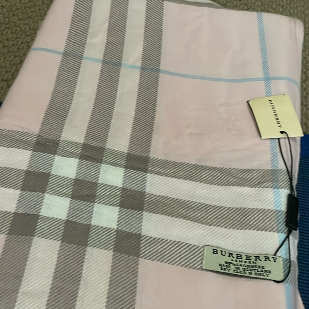 Vintage Never Worn Women’s Burberry Pink Scarf
